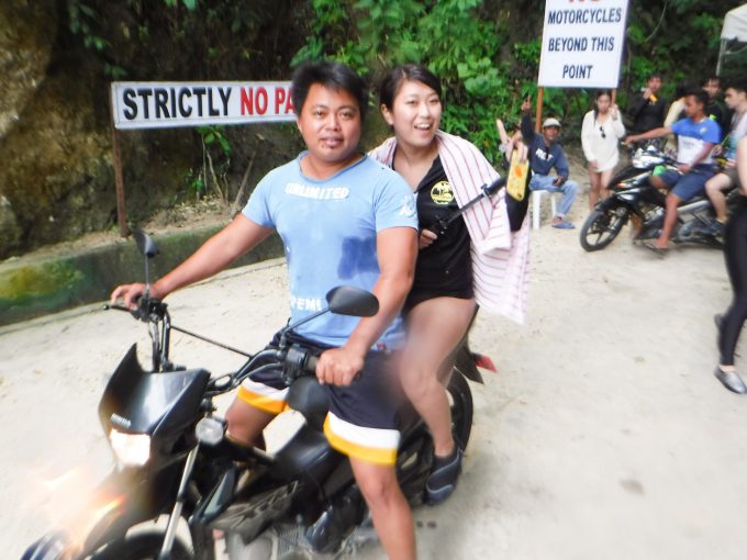 ツマログ滝へ行く為のバイクに乗る女性
