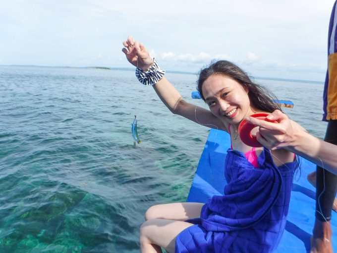 ESTEJapanのアイランドホッピングで女性が釣りをしている写真