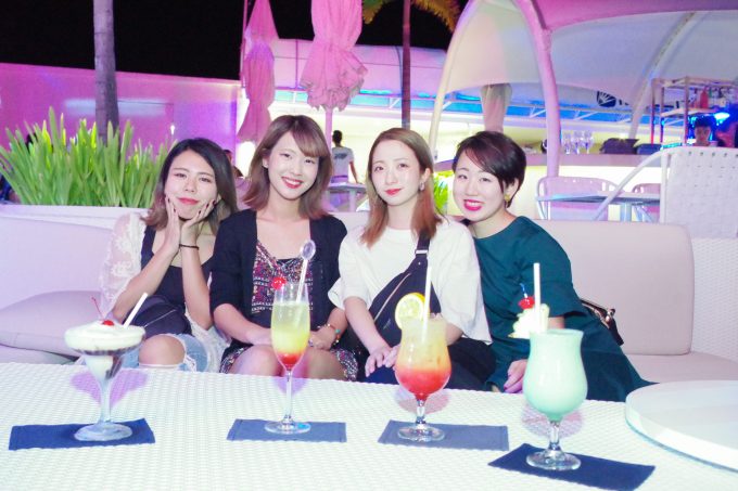 イビザでカラフルなお酒を飲む4人の女性