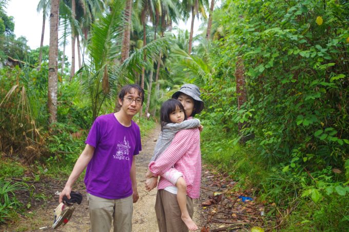 カカオ農園ツアーで農園を歩いてる家族の写真