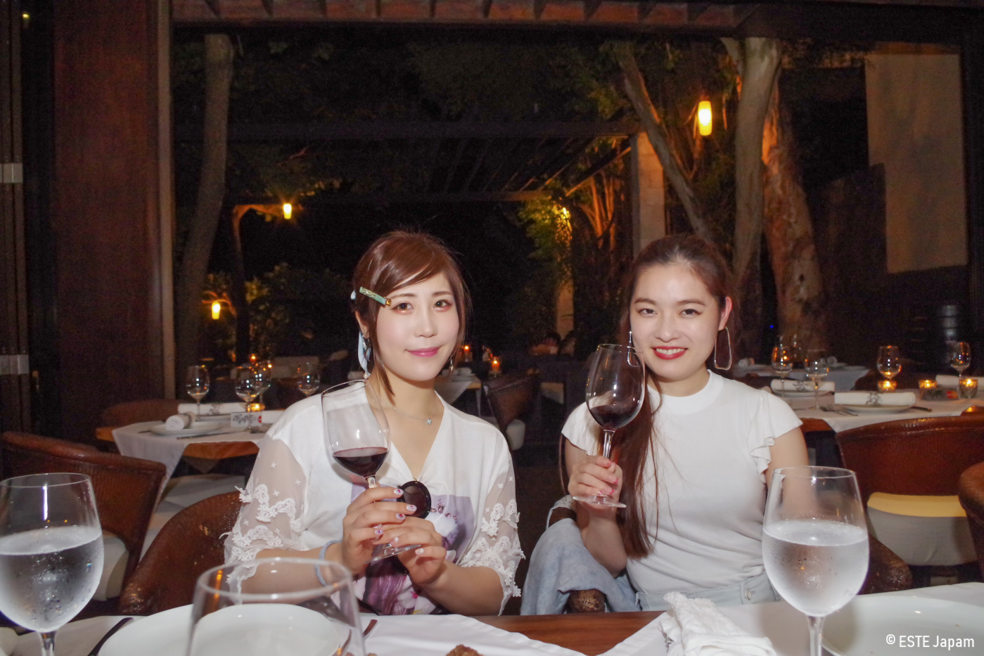 アバカで食事をする女性2名