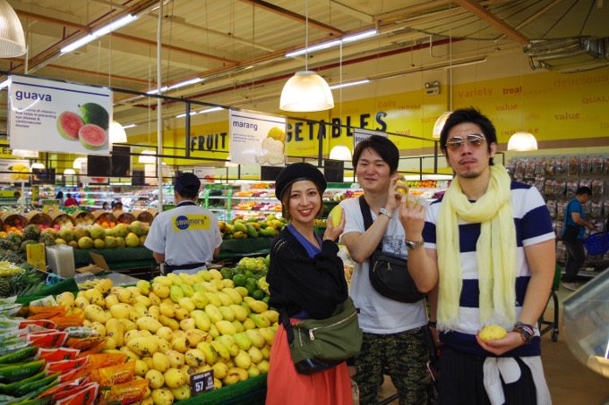 スーパーで買い物を楽しんでいるイメージができる写真