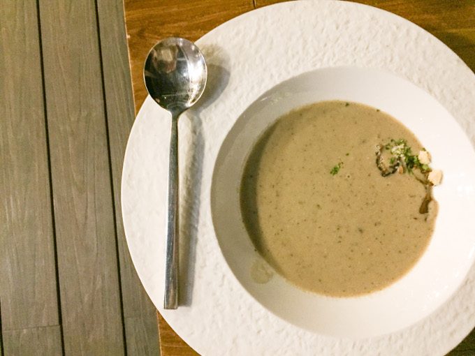 マッシュルームとフォアグラのスープの写真