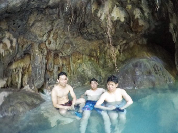 温泉でのんびりする3人の男性の写真