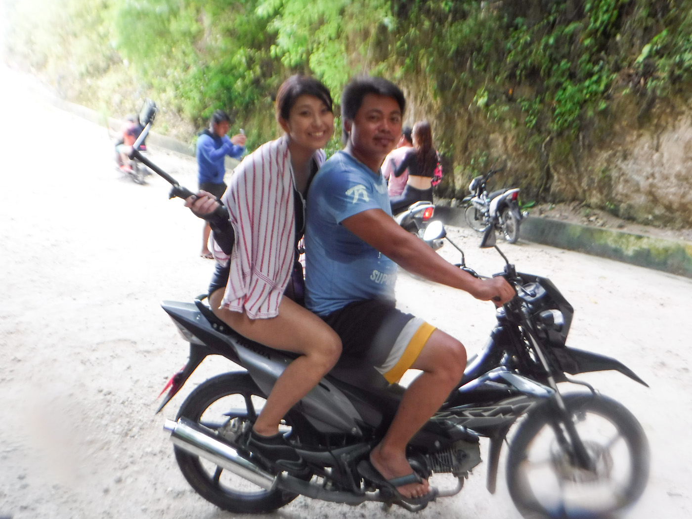 ツマログ滝へバイク移動している写真