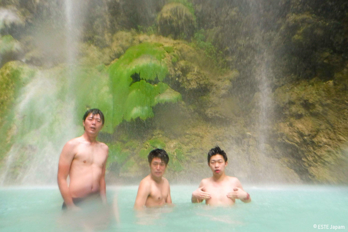 ジンベエザメだけじゃないツアーでツマログ滝に入る男性3名