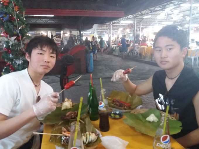 エクストリームツアーでラシアンにて食事している中学生2人の写真