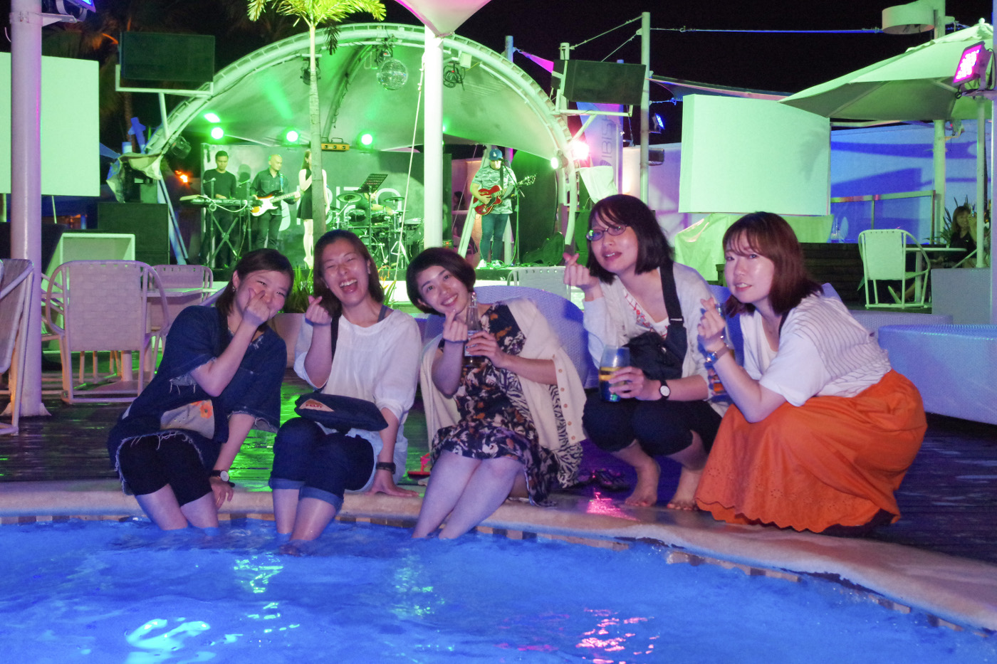 イビザのプールに座る女性5人