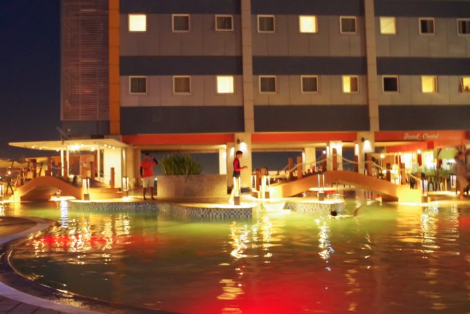 スカイウォーターパークの夜のプール